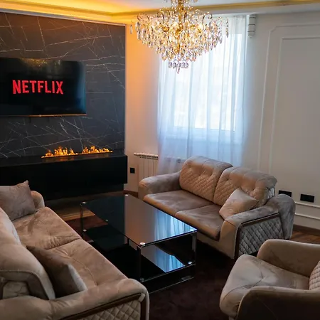 Luxury Tower-free Garage Apartment *