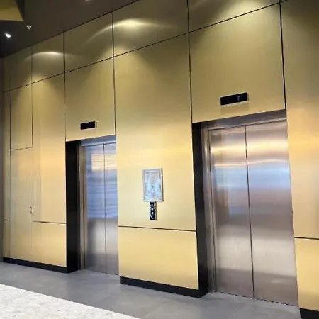 Luxury Tower-free Garage Apartment