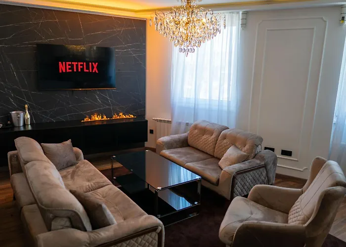 Luxury Tower-free Garage Apartment *