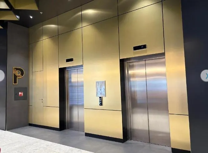 Luxury Tower-free Garage Apartment